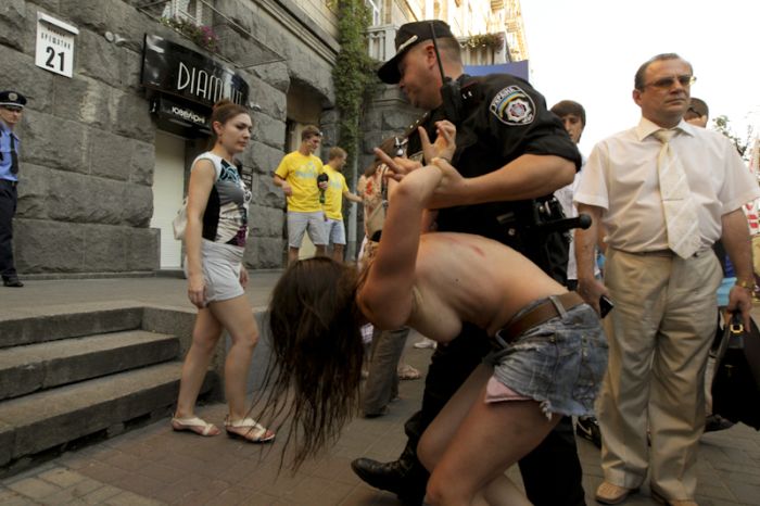  FEMEN    -2012 (16 )