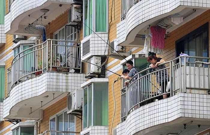 Что делают эти парни на балконе? (2 фото)