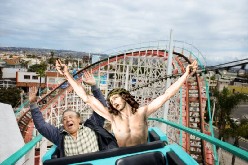 03Jesus Riding A Roller Coaster Фотопроект "Иисус повсюду". 