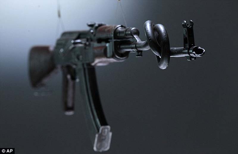 AK47 10 Нет оружию AK 47 превращен в произведение искусства