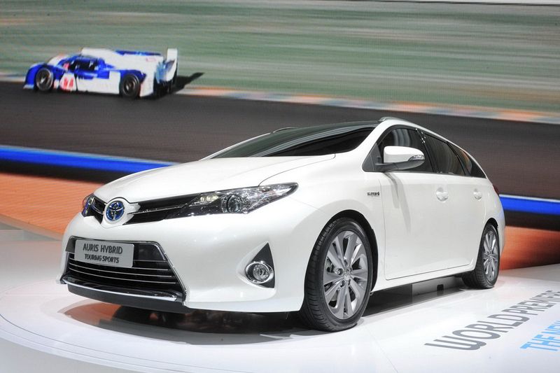 Toyota Auris Touring Sports -    (18 )