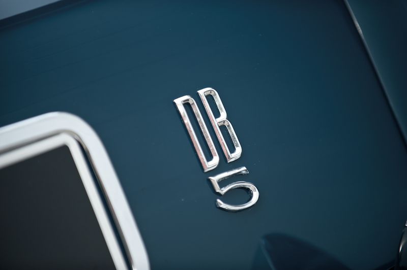 Aston Martin DB5     555000$ (23 )