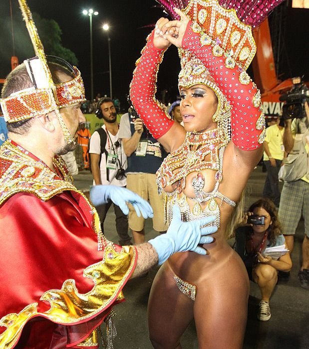 Порно видео ебля на бразильском карнавале