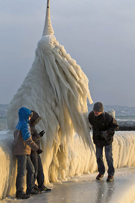 3180 Ледяные скульптуры на Женевском озере