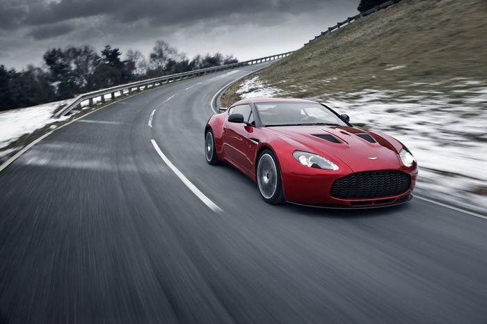  Aston Martin    V8 Vantage (7 )