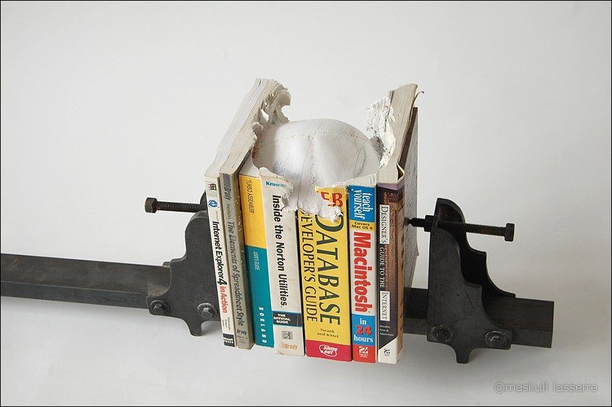 sculpture made out of books 9      MASKULL LASSERRE