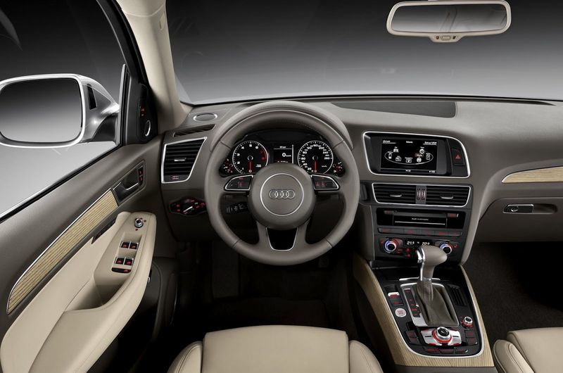 Audi Q3    (6 )