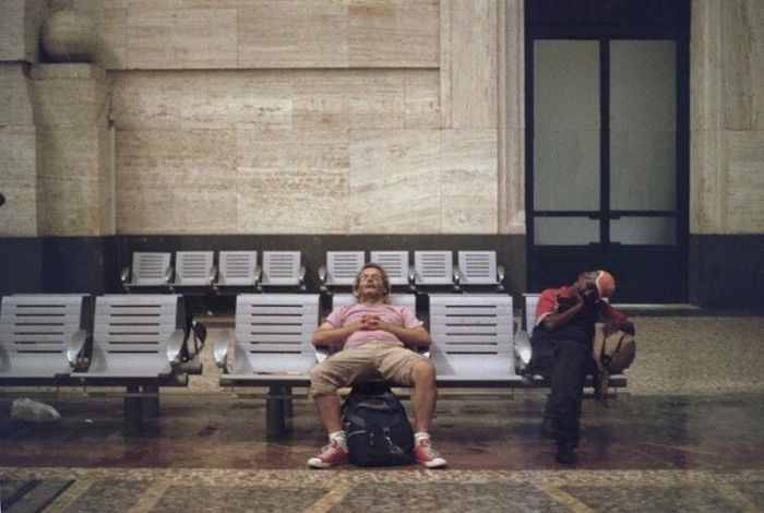 Спящие в аэропорту (18 фото)