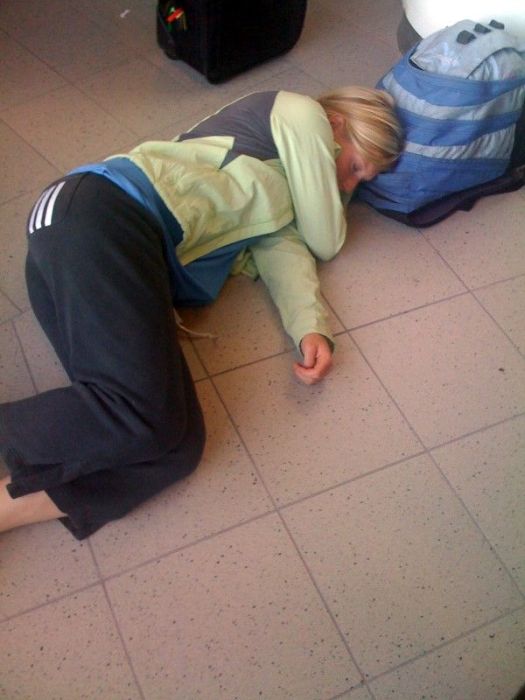 Спящие в аэропорту (18 фото)