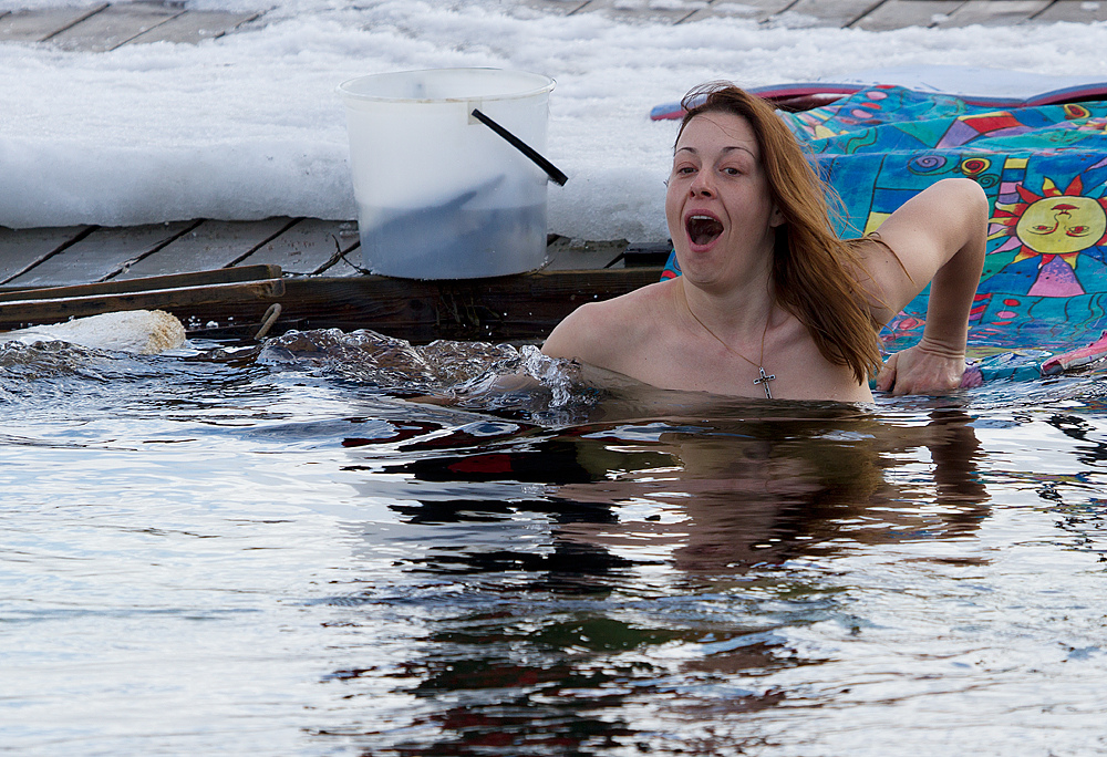  Голая женщина в ледяной воде с китами