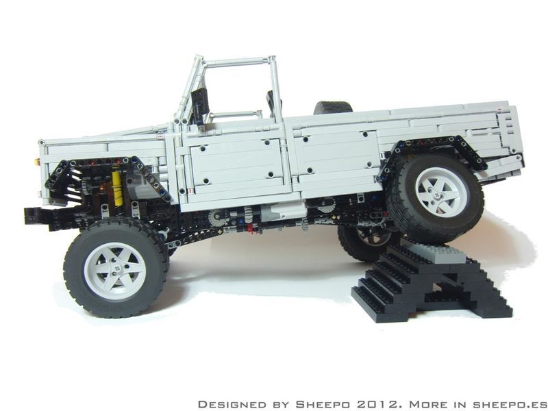 Land Rover Defender 110   1:8.5  LEGO (12 +)