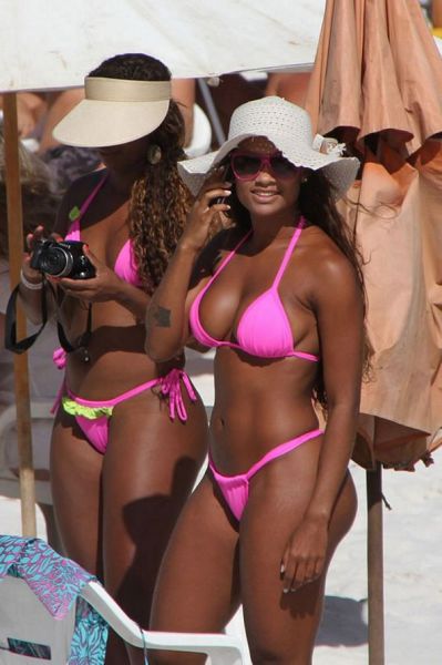  Летние девушки в бикини (53 фото)