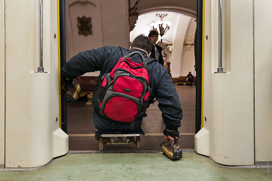 Вместо помощи. Инвалиды в метро. Инвалиды в метро попрошайки. Человек без ног на тележке. Безногие попрошайки в метро.