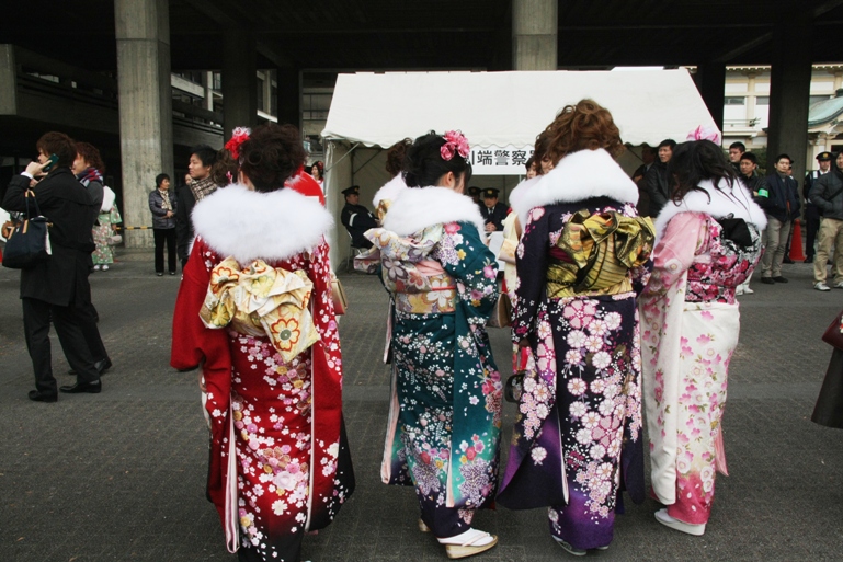 В день совершеннолетия можно. Япония 2012. Японцы 2012. Праздник плодородия в Японии. 30 09 Праздники в Японии.