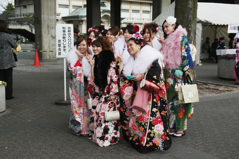 В день совершеннолетия можно. Япония 2012. Праздник совершеннолетия в Японии. Японцы 2012. Праздник плодородия в Японии.