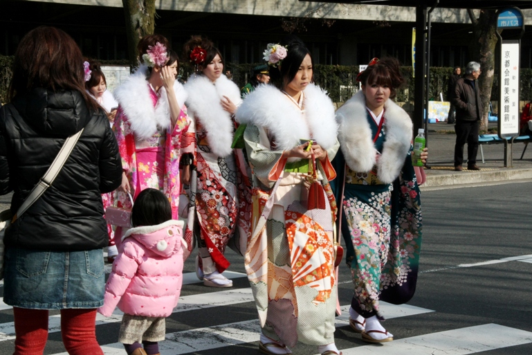 В день совершеннолетия можно. Япония 2012. День совершеннолетия в Японии. Праздник плодородия в Японии. День совершеннолетия в Японии фото.