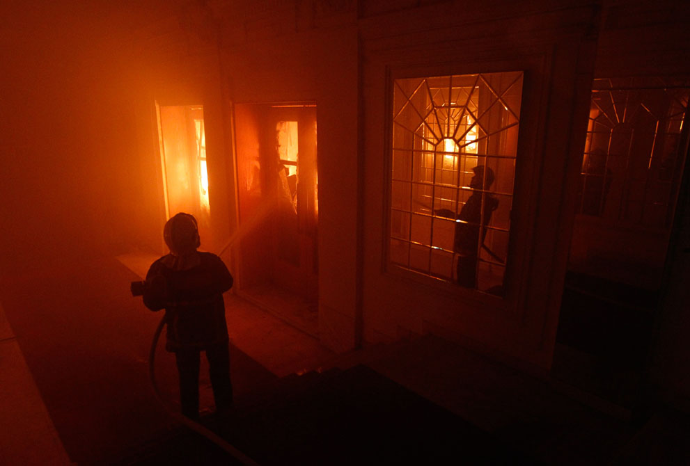 Видео пожара внутри. Комната в огне. Пожар в комнате. Горящее здание изнутри. Пожары внутри помещений.
