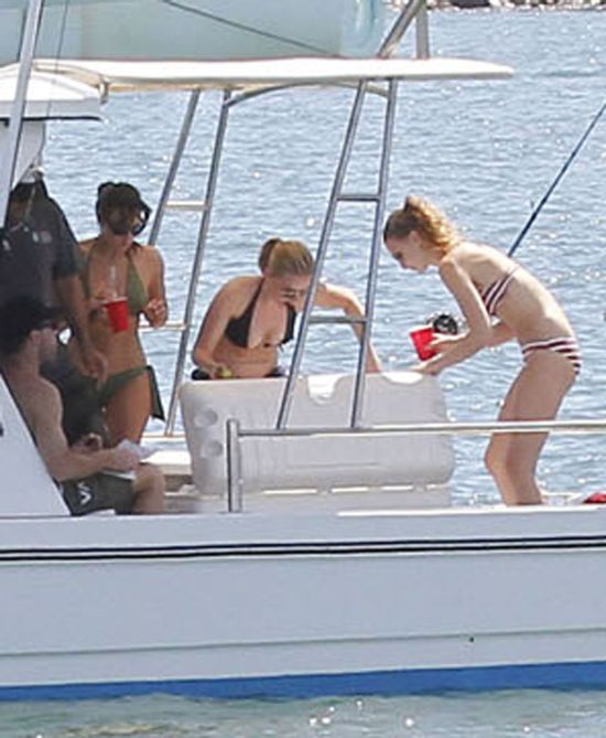 Скарлетт Йоханссон отдыхает на яхте (5 Фото)