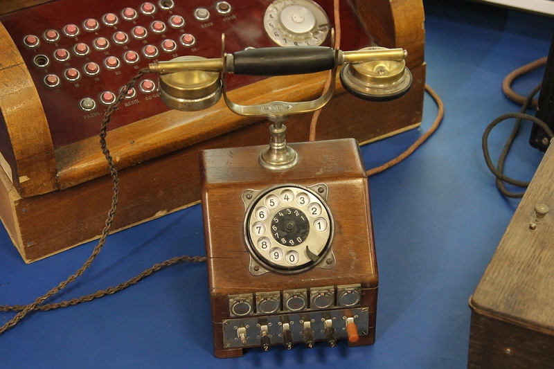 Звонкий история. Первый телефонный аппарат. Старинный телефонный аппарат. Телефонный аппарат 19 века. Самый первый телефонный аппарат.