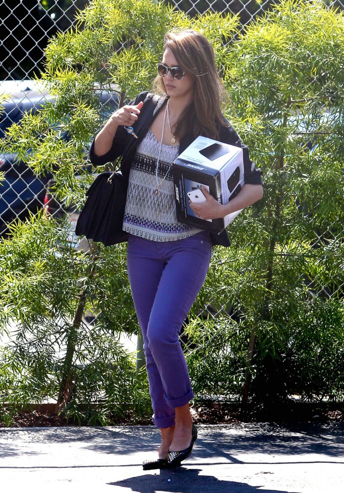 Джессика Альба с покупкой (8 Фото)