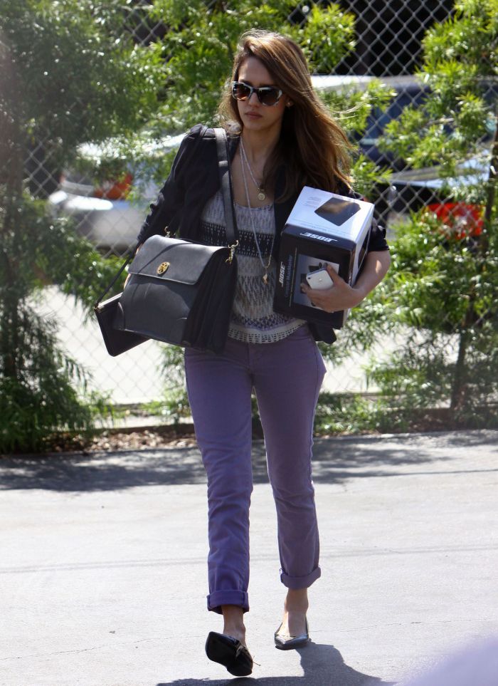 Джессика Альба с покупкой (8 Фото)