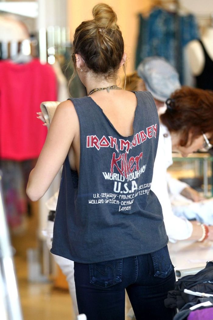 У Майли Сайрус закончилась одежда? (5 Фото)