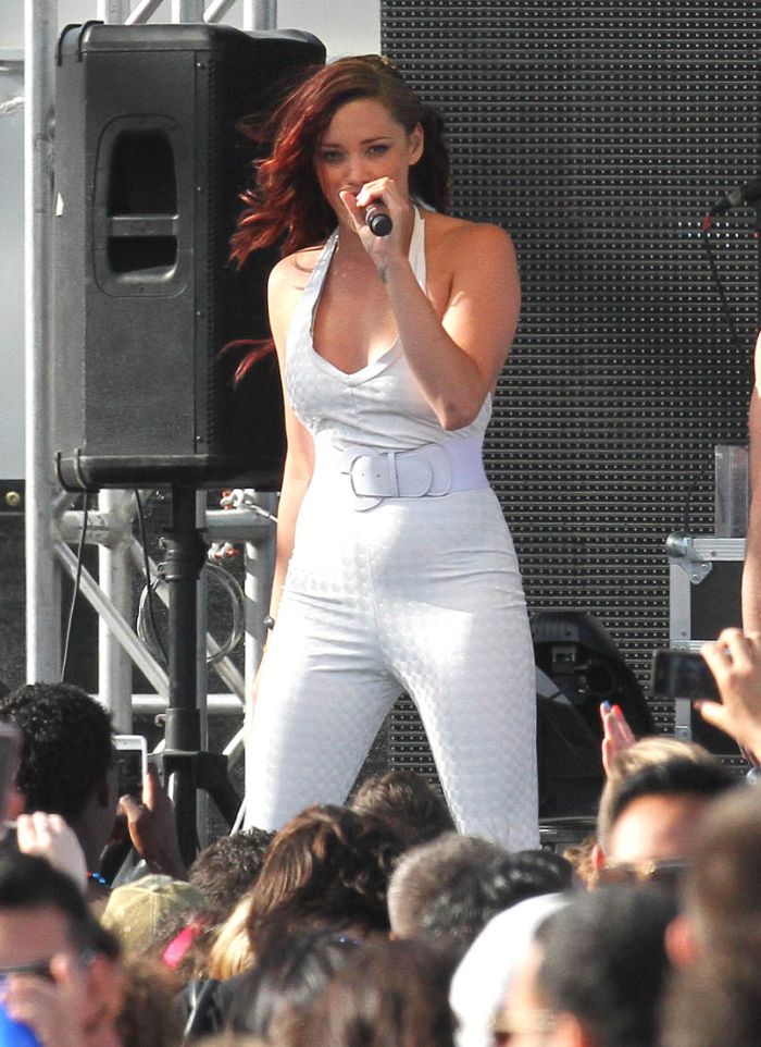 Джессика Сутта выступает на сцене (9 Фото)