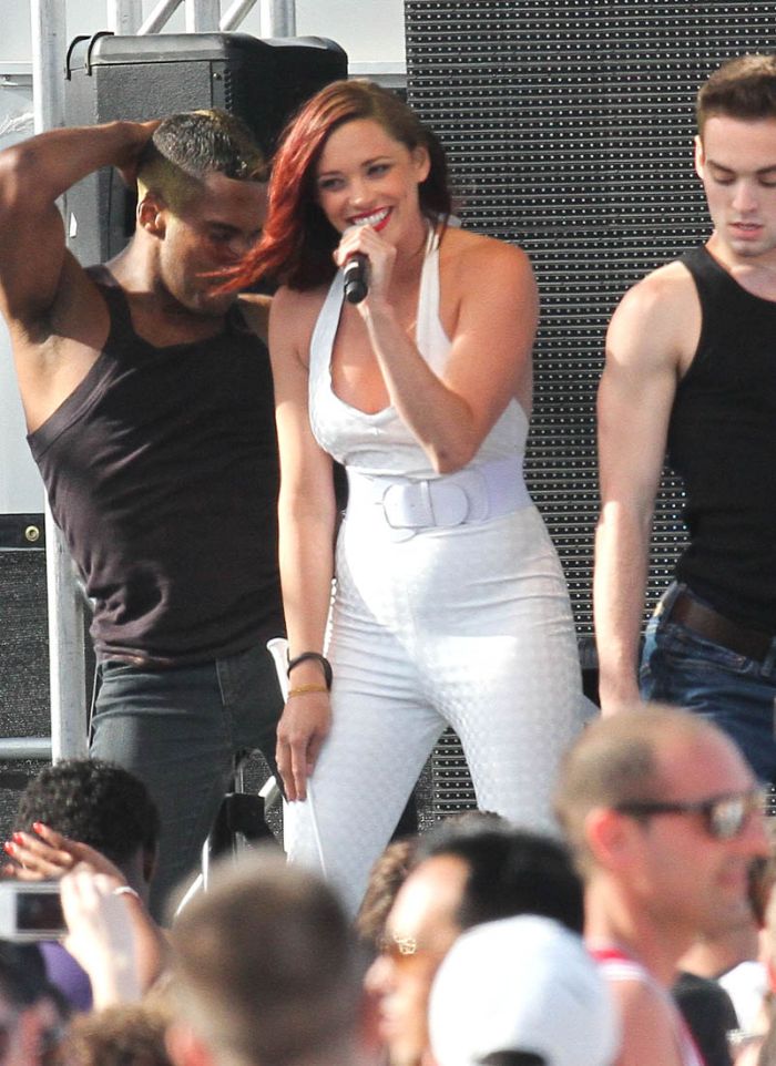 Джессика Сутта выступает на сцене (9 Фото)