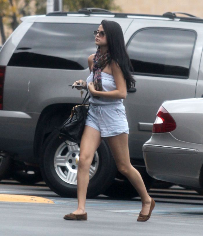 Селена Гомес в комбинезоне (6 Фото)